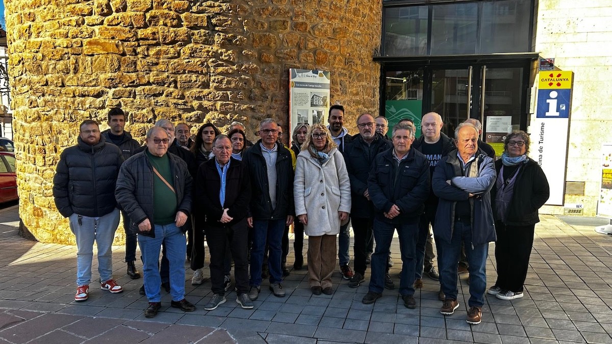 Els càrrecs electes pallaresos després de la lectura del manifest