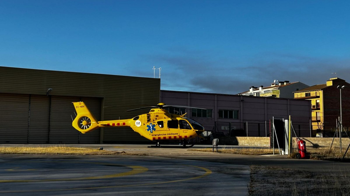 L'helicòpter del SEM, aquest dilluns al matí, a la base de Tremp
