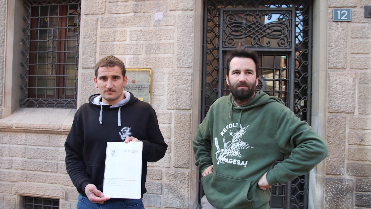 Dos membres de Revolta Pagesa del Pallars abans d'entregar el manifest a Tremp
