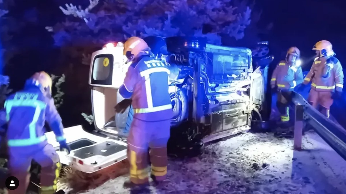 Imatge d'una de les furgonetes bolcades en l'accident