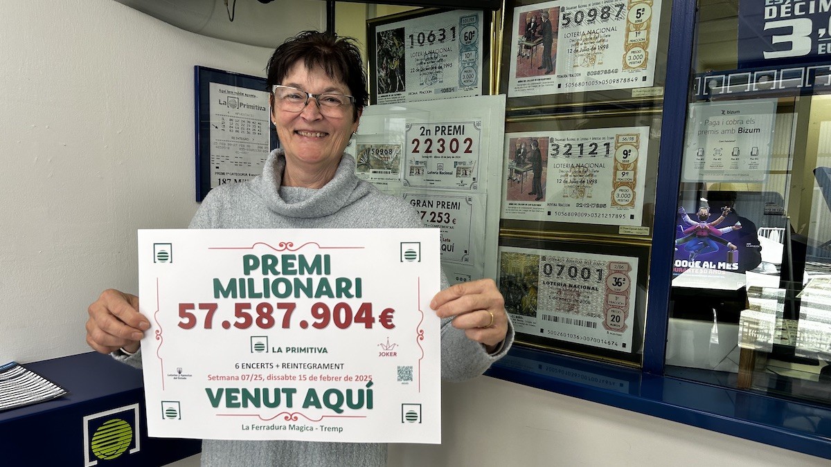 Núria Fuses, aquest dilluns, mostrant orgullosa el premi repartit