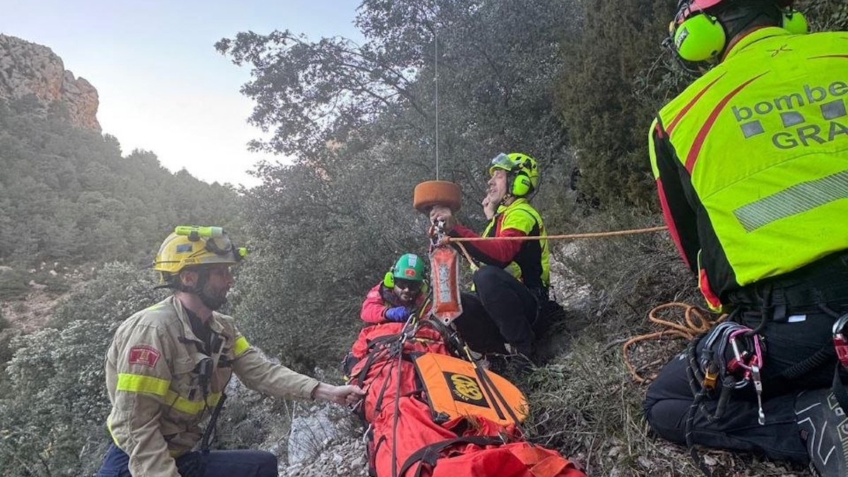 Efectius del GRAE pujant la dona a l'helicòpter