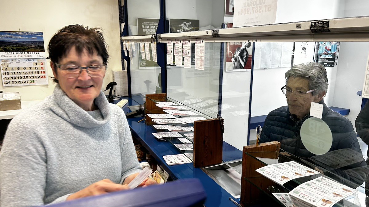 Núria Fuses, aquest dilluns, atenent una client a l'administració de loteria