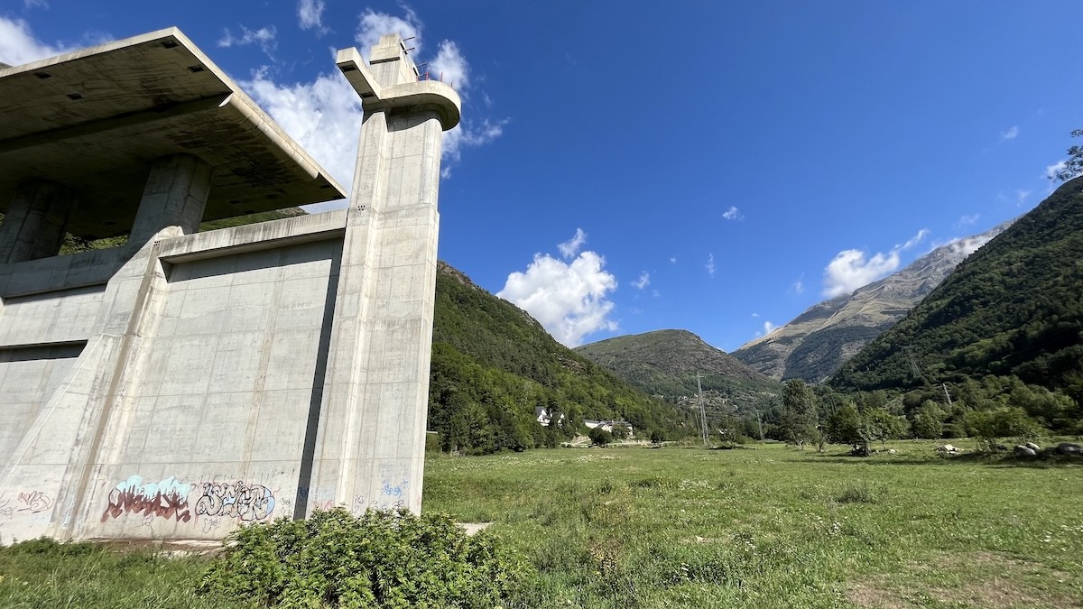 Estructura de formigó prop d'Espui que havia de servir per a l'estació de Filià