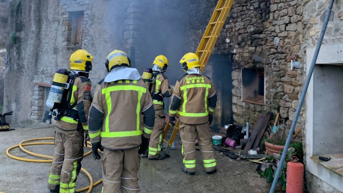 Els Bombers extingint l'incendi