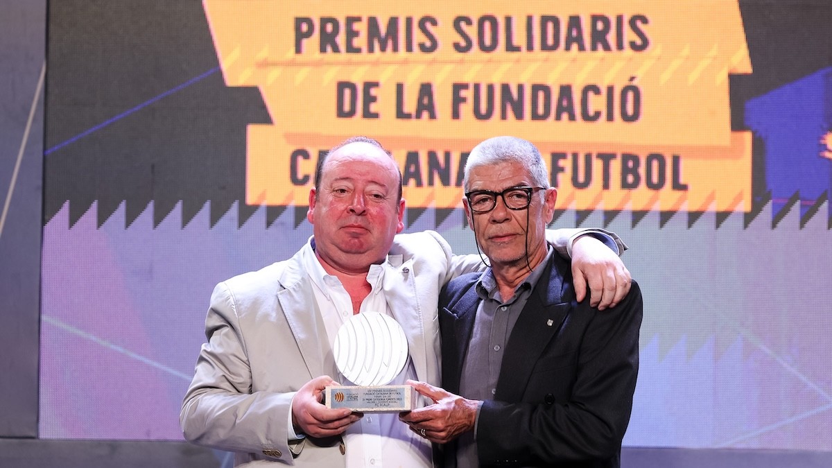 El president del Rialp, Jordi Altieri, a l'esquerra, rebent el premi