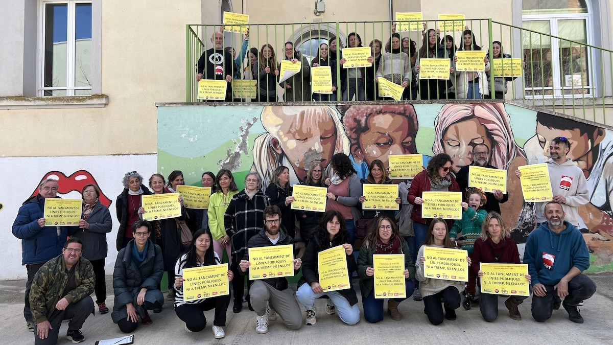 Famílies de Tremp protestant davant l'escola el març de l'any passat