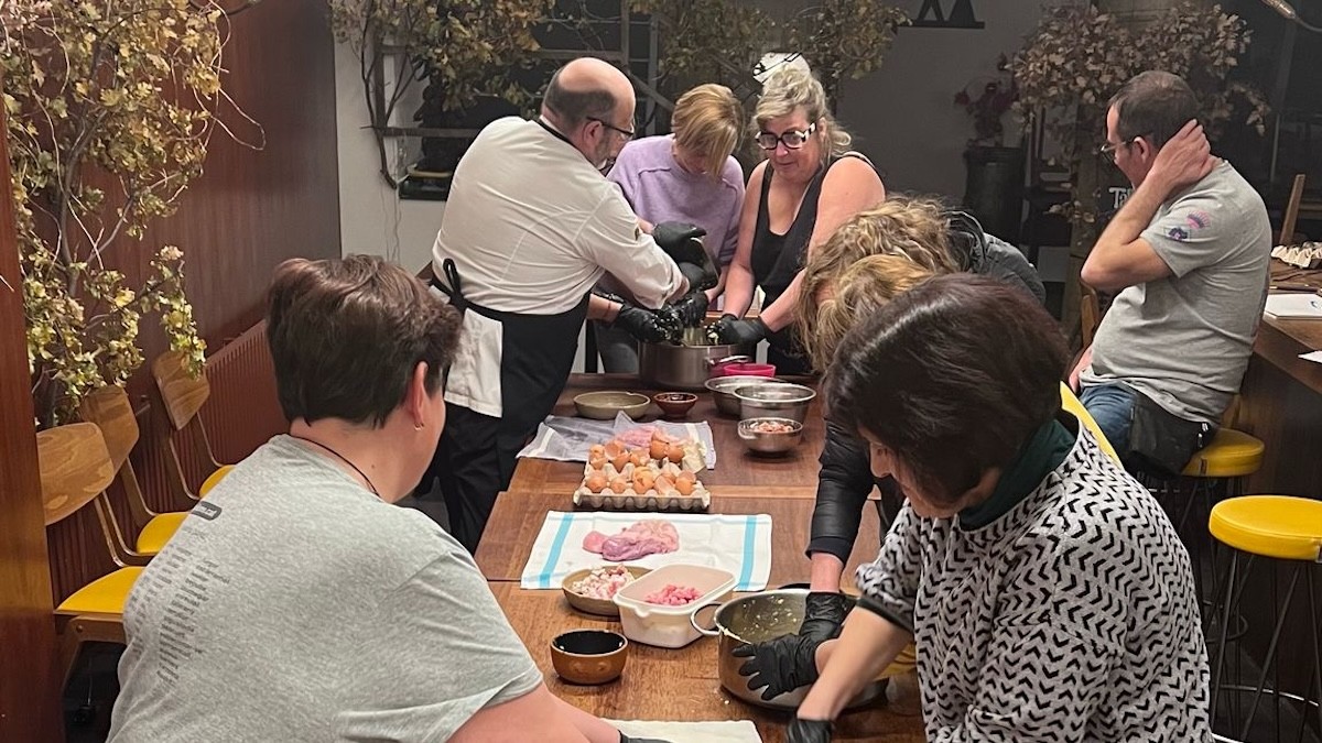 Dilluns el Cafè Pessets va acollir un taller de facit obert a tot el públic