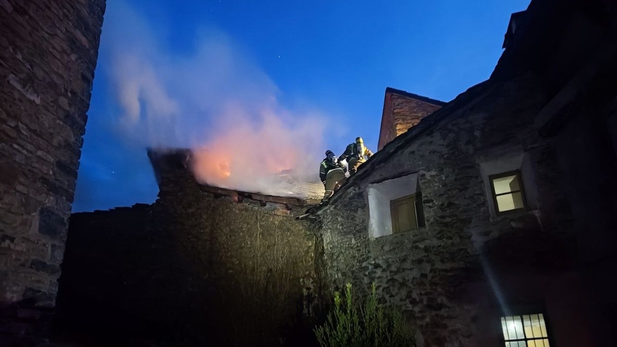 Dos efectius dels Bombers al teulat afectat