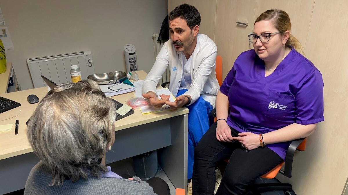 Dos professionals sanitaris en un centre geriàtric