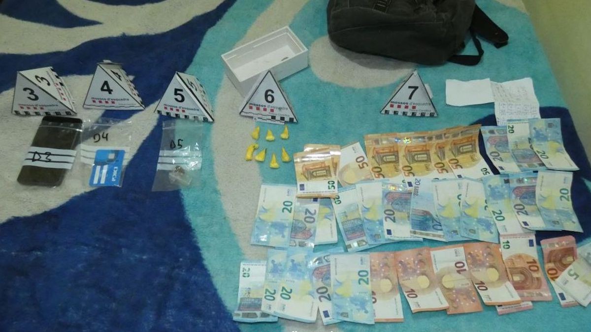 Imatge del material intervingut pels Mossos d'Esquadra al domicili del detingut