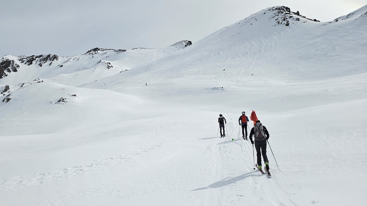 Esquiadors fent el marcatge del recorregut de la travessa