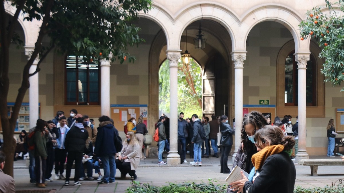 Estudiants al pati de l'edifici històric de la Universitat de Barcelona
