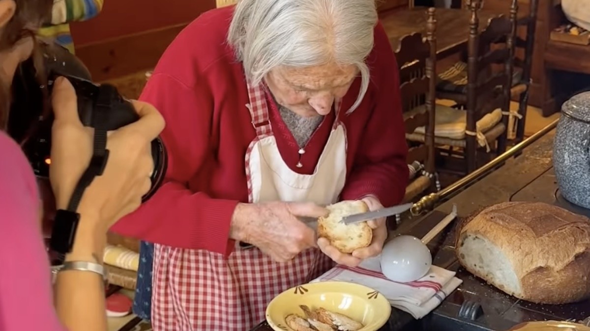 L'Angeleta preparant la sopa de timonets