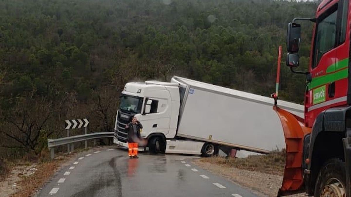 Imatge del camió atrapat a la carretera de Llimiana