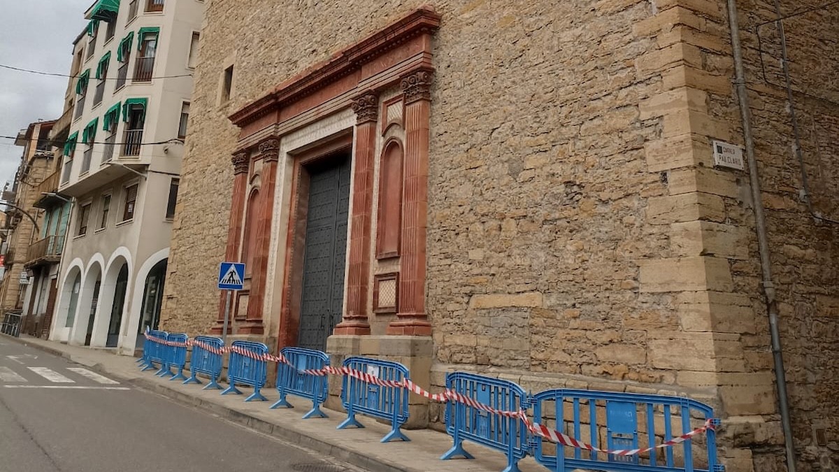 L'església de la Pobla de Segur acordonada