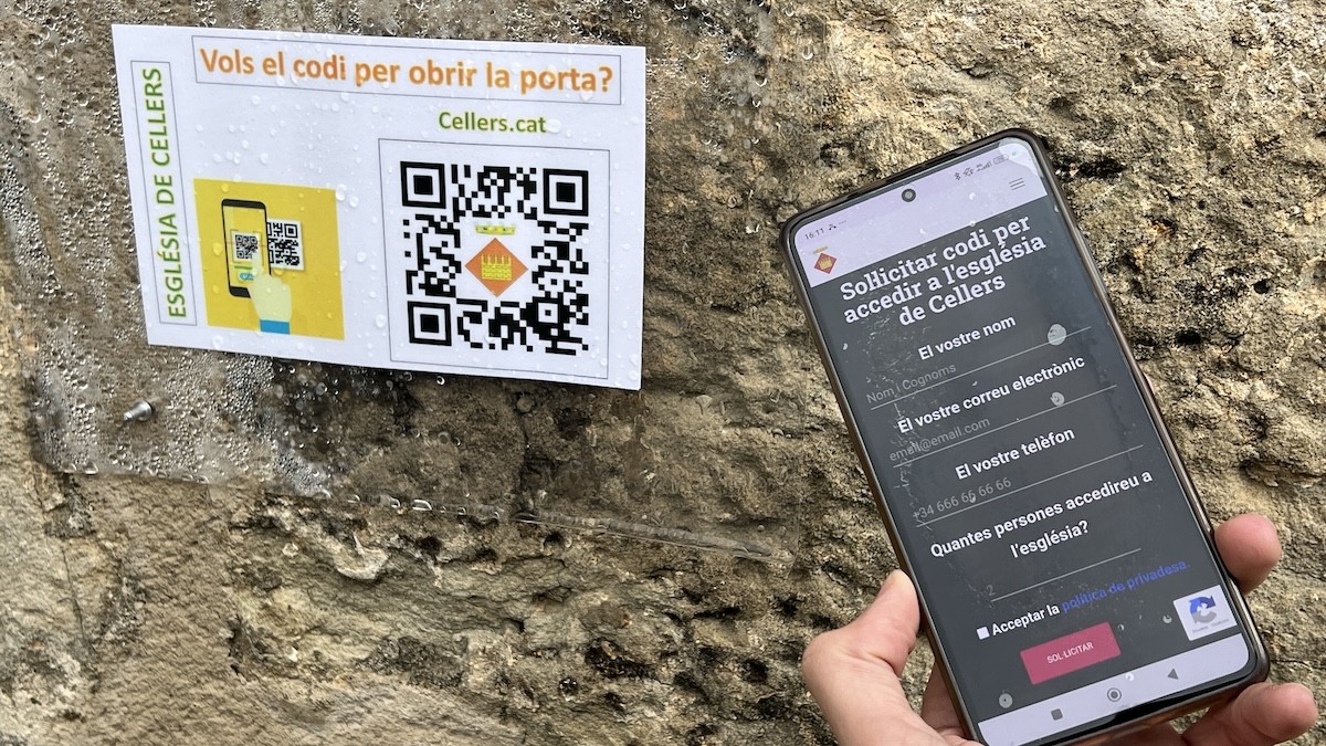 A través del codi QR de la porta, els visitants poden obtenir un codi d'accés a l'església
