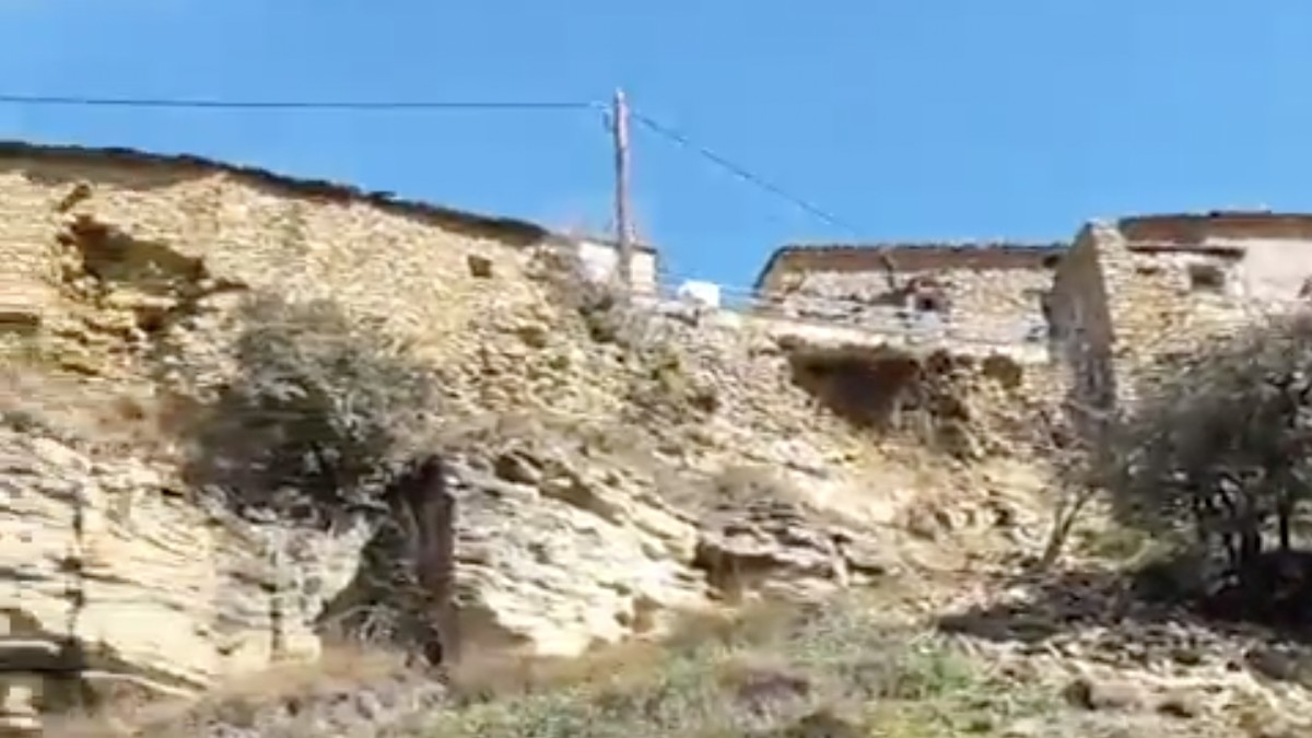 La paret afectada suporta el vessant sud del poble
