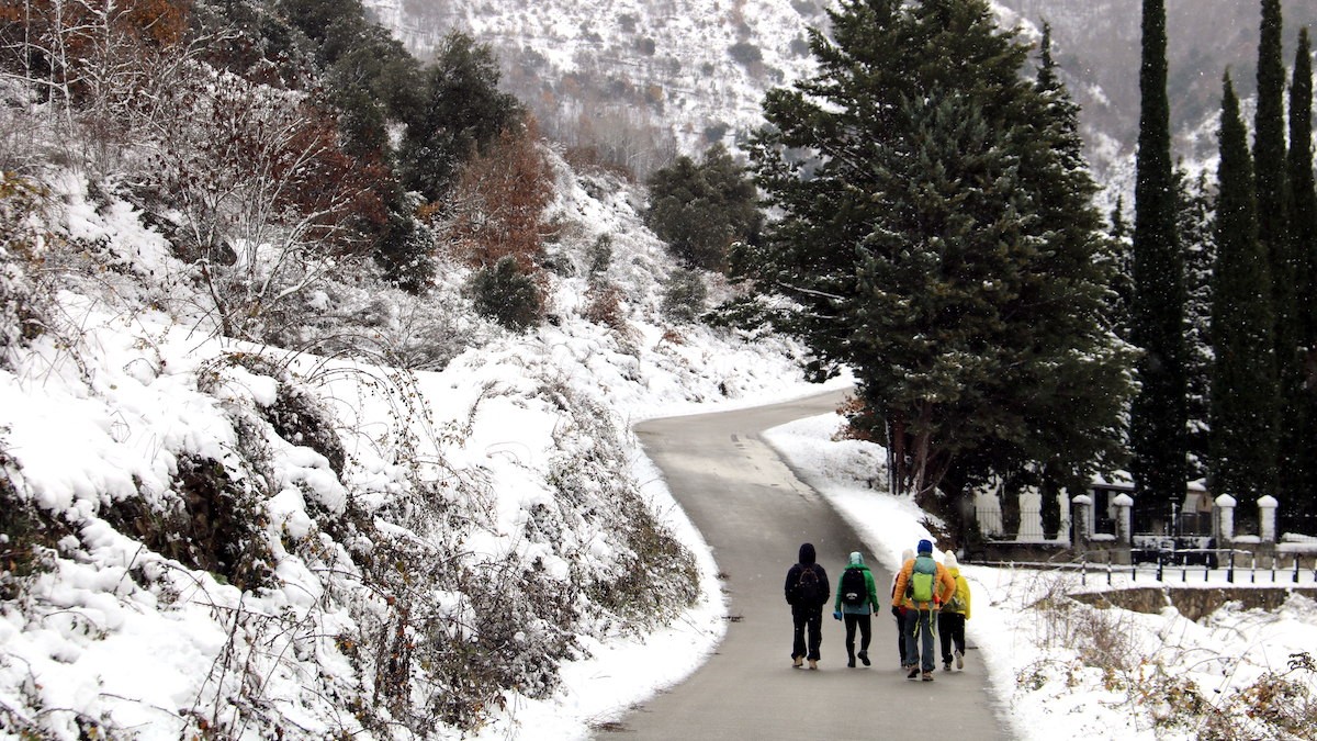 Persones fent una ruta amb l'entorn nevat prop d'Esterri d'Àneu