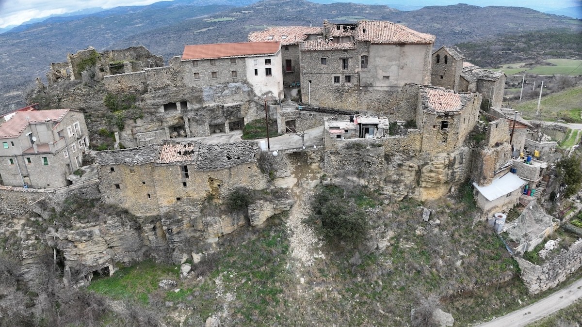 Vista aèria de la part del poble afectada per l'esllavissada