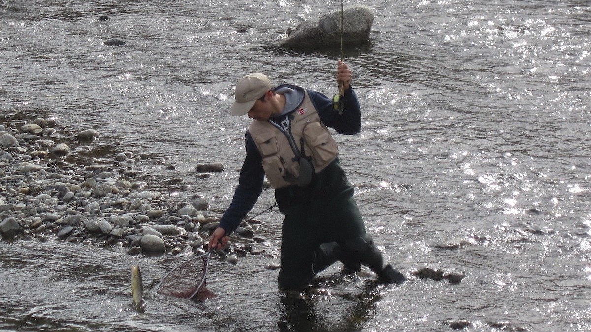 Un home pescant al riu Noguera Pallaresa