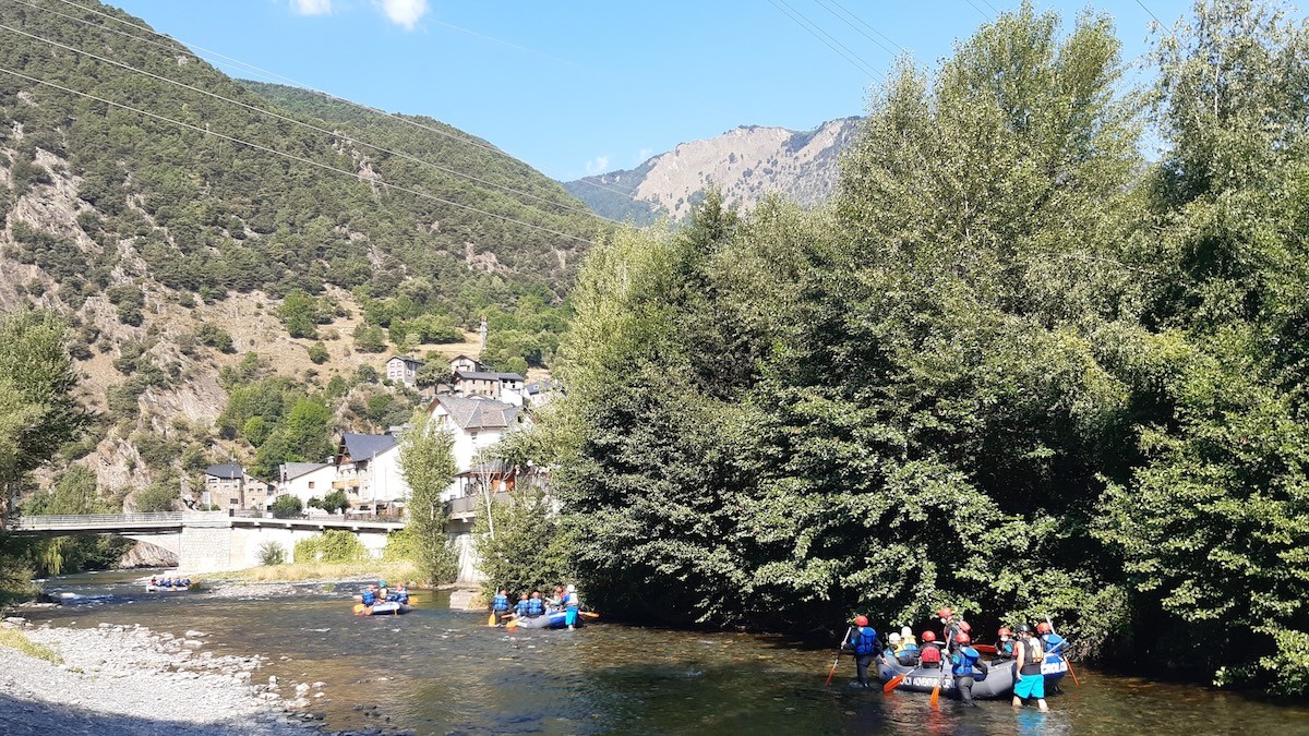 Barques a la Noguera Pallaresa al seu pas per Llavorsí