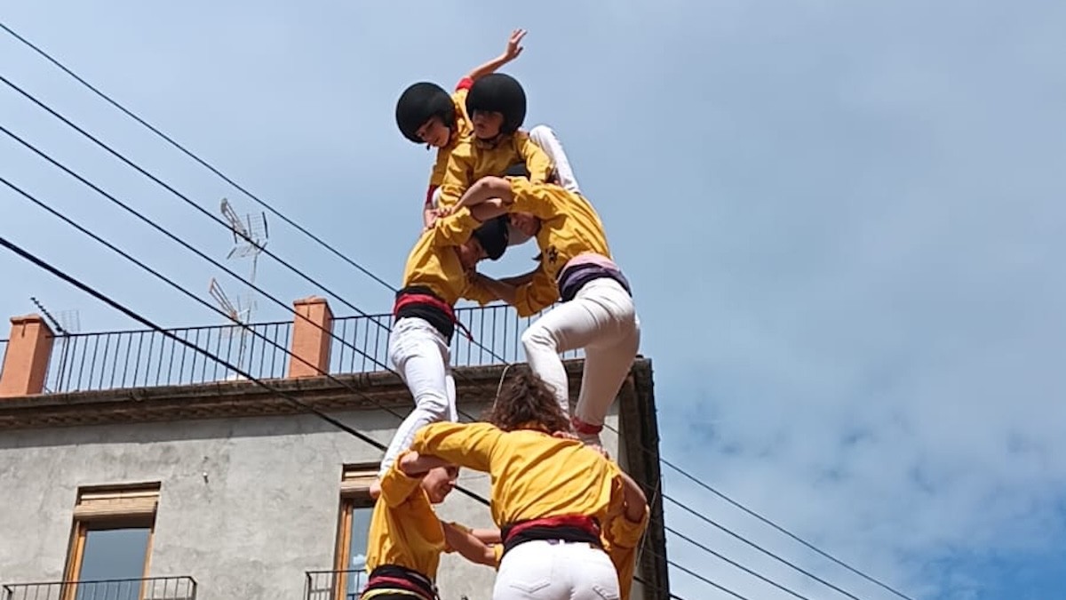 Els castellers palleresos carregant el 3 de 6