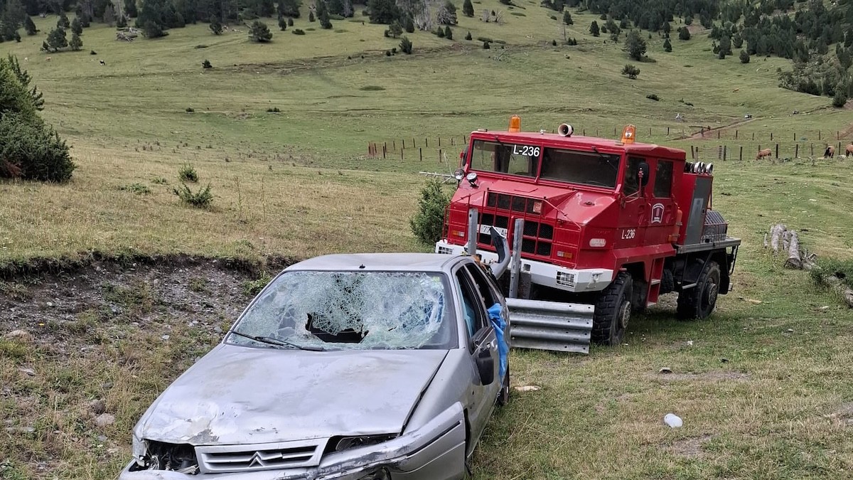 Un cotxe i un camió de Bombers abandonats a la muntanya de Tor