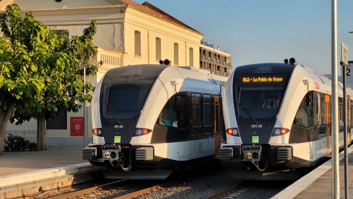 Dos combois del tren de la Pobla aturats a l'estació de Balaguer