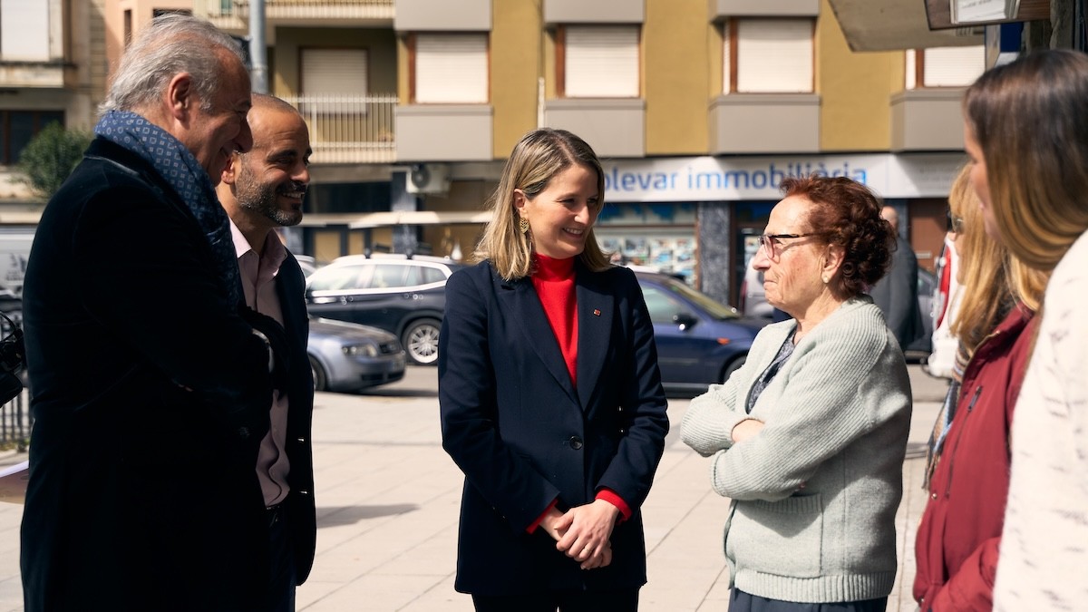 La consellera xerrant amb una padrina a Sort