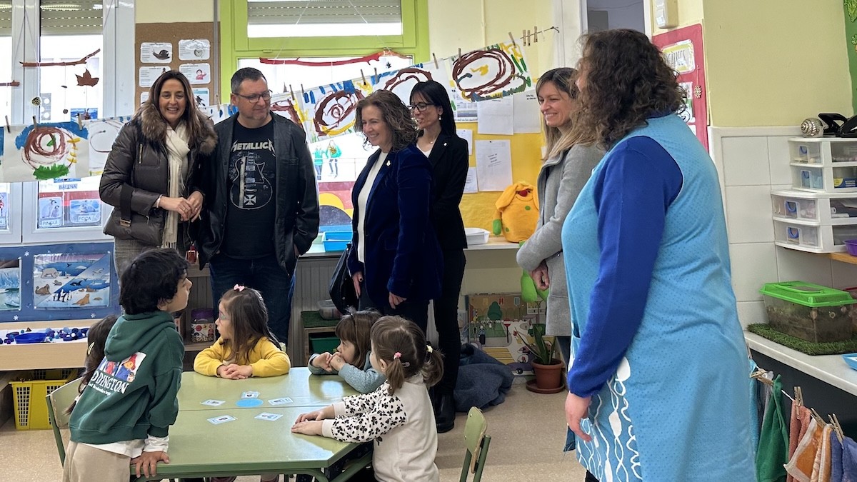 La consellera a l'Escola Valldeflors amb el seu director, Diego Roldán, i l'alcaldessa de Tremp, Sílvia Romero