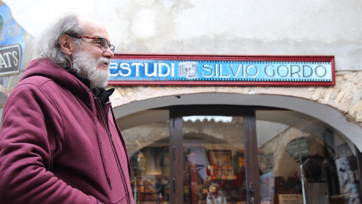 L'historiador Sisco Farràs davant l'estudi de fotografia