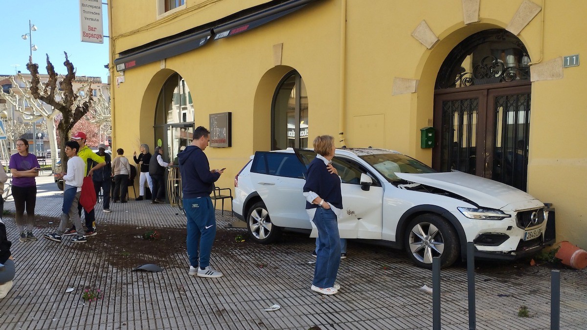 Imatge del vehicle accidentat a la terrassa del Cafè d'Espanya