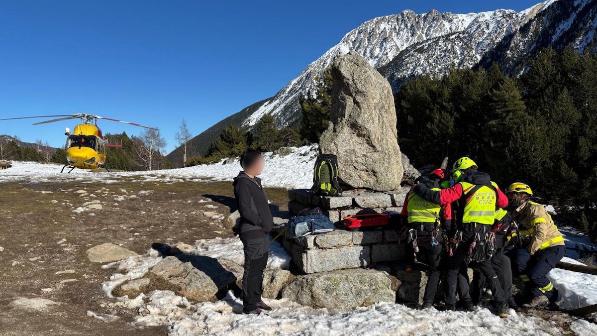 Efectius del GRAE atenent l'home abans d'evacuar-lo