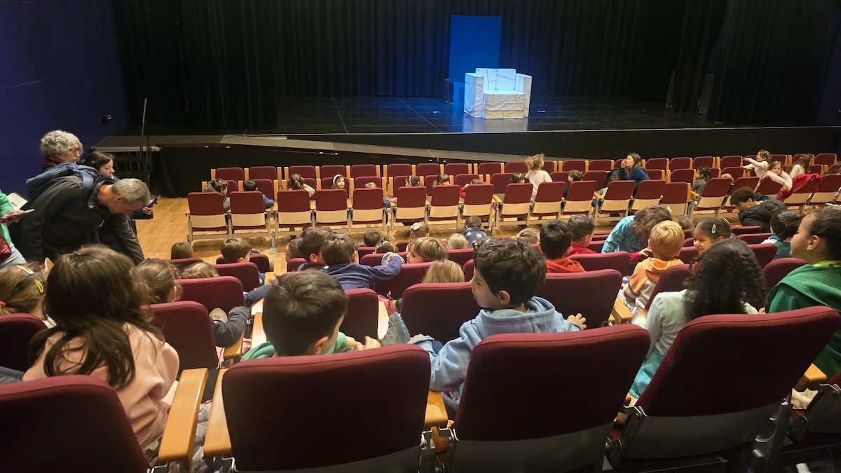 Els alumnes han pogut gaudir de l'espectacle Maure, el dinosaure de la companyia Teatre Nu