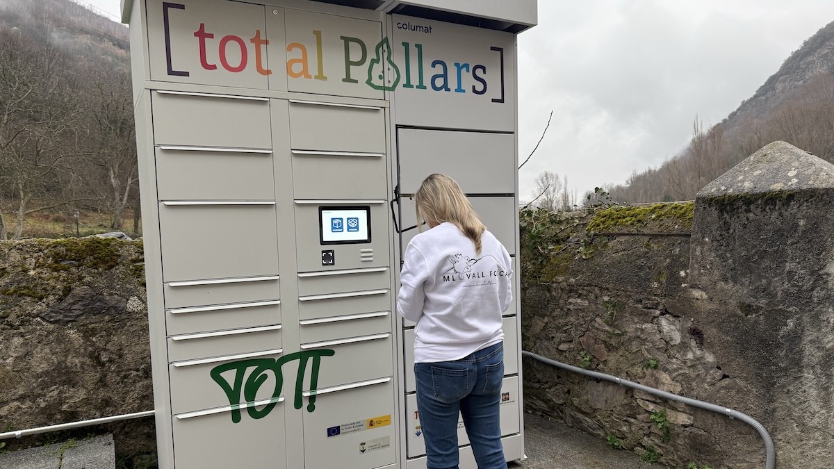 Un dona fent ús del punt de recollida a la Torre de Capdella
