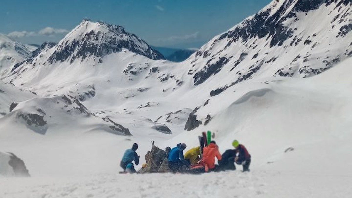 L'equip de rescat atenent l'esquiador