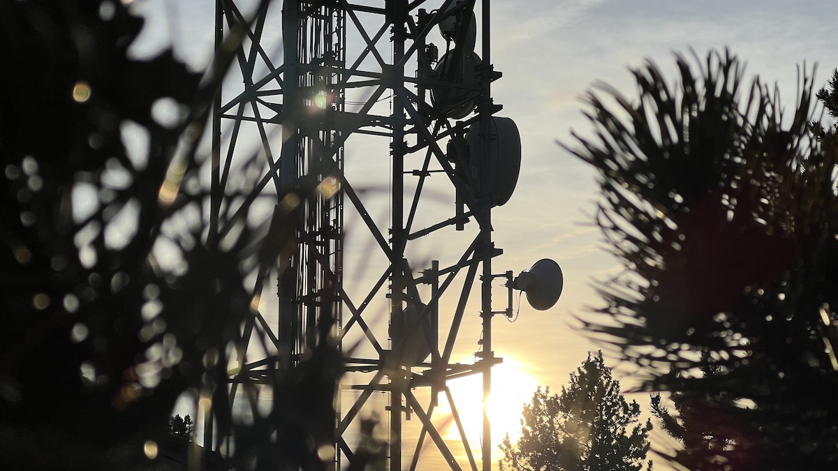 Imatge d'una torre de telecomunicacions al Pirineu