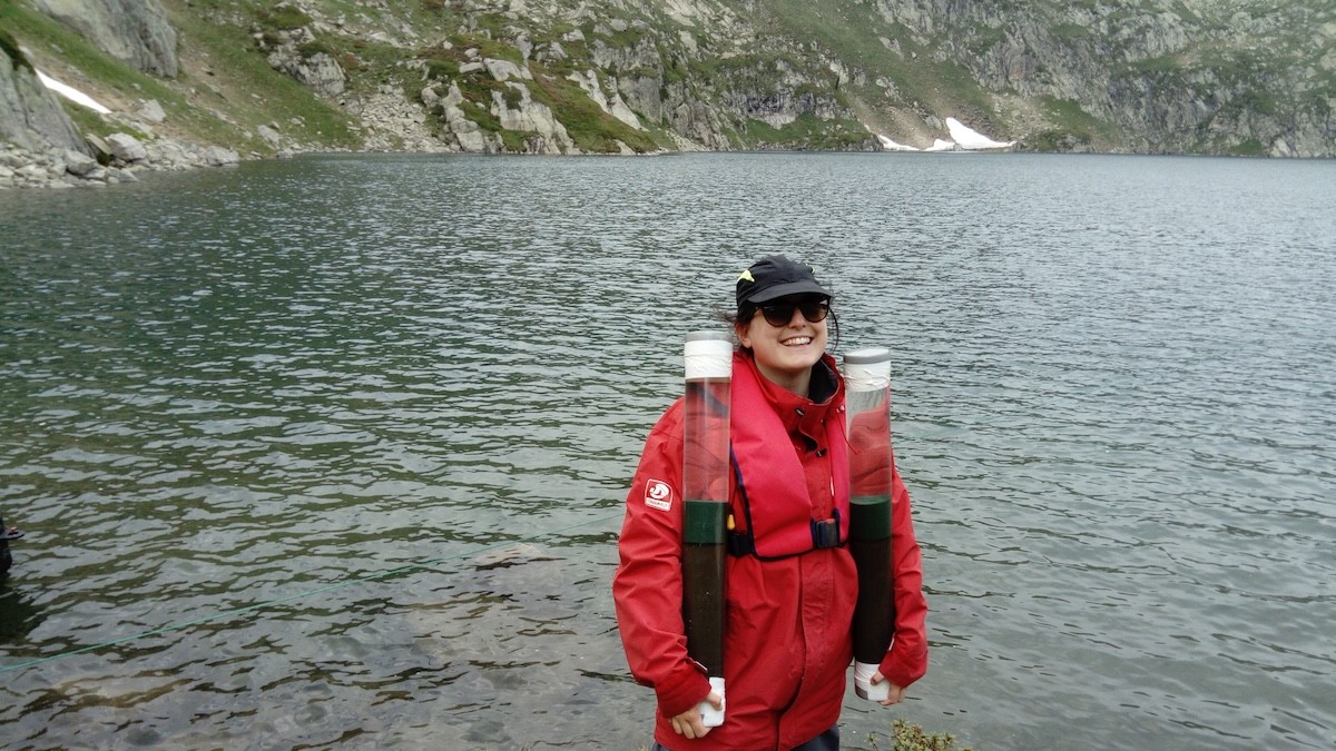 Elena Fagín, investigadora del CREAF, amb les mostres de sediment de l'estany Redon