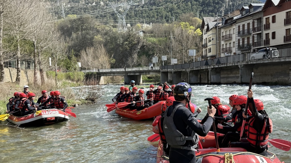Barques de ràfting plenes a punt d'iniciar el descens des de Llavorsí