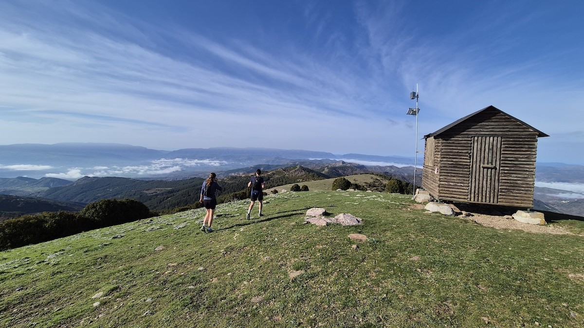 Dos participants arribant al cim del Pui de Lleràs