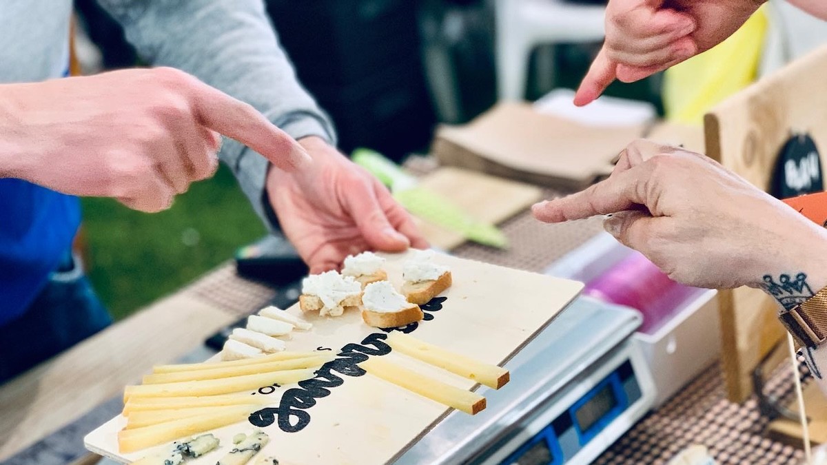 Ofereix una experiència sensorial i cultural completa, amb tastos, tallers infantils o rutes culturals