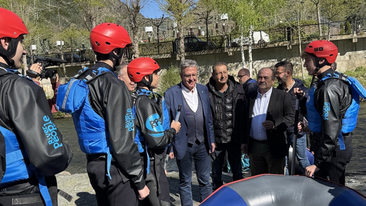 El president de la Diputació, Joan Talarn, amb escolars a punt de fer ràfting