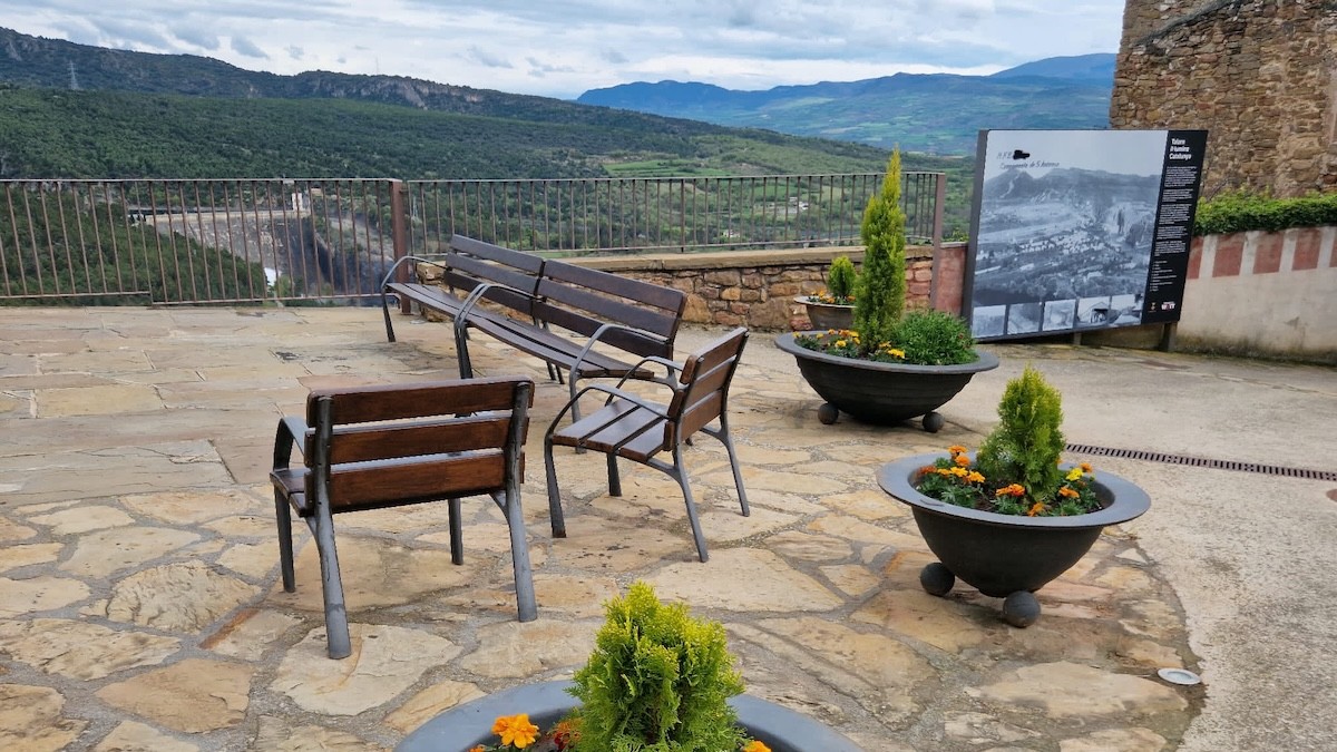 Diverses jardineres al mirador de la plaça del Castell