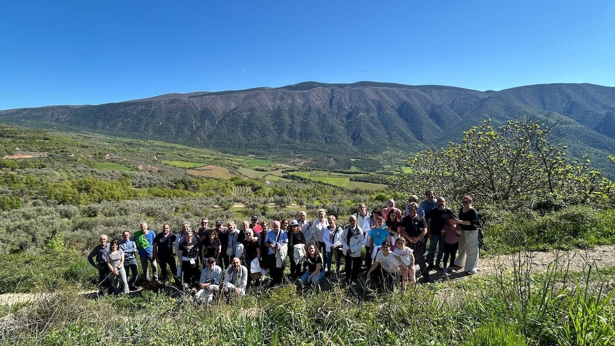 Membres de l'Associació Olearum a la Vall de Barcedana