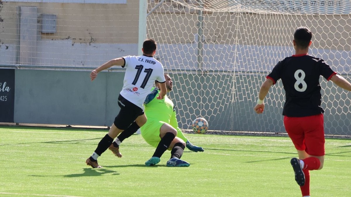 Pere batent el porter en el primer gol trempolí