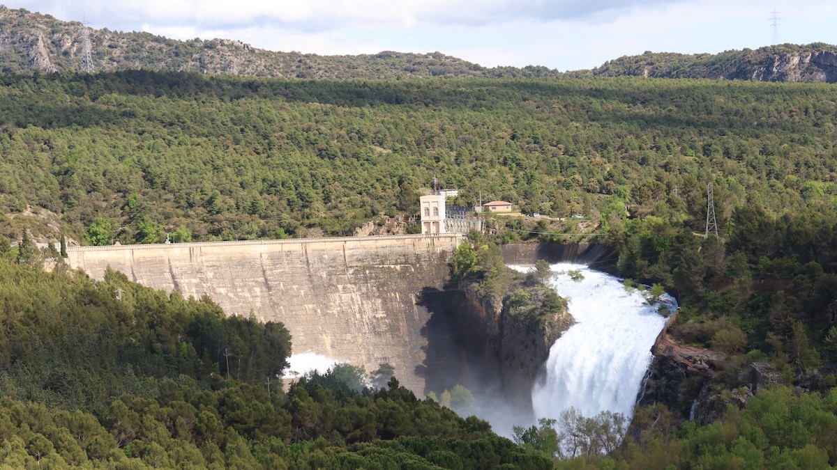 La presa de Talarn desembassant aigua, una de les imatges més esperades