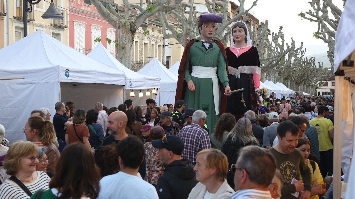 Centenars de persones a la rambla Doctor Pearson durant la cercavila de dissabte