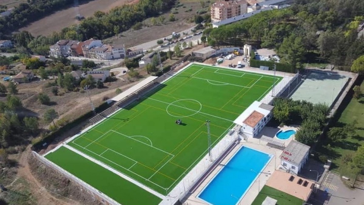 Vista aèria del camp del Pedrasanta i de la piscina de Tremp