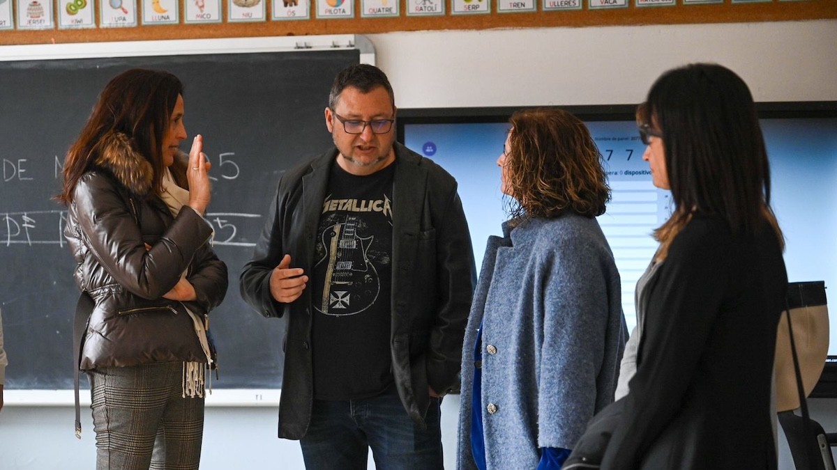 La consellera d'Educació conversant amb el director de l'escola i la delegada del Govern en una visita recent al centre